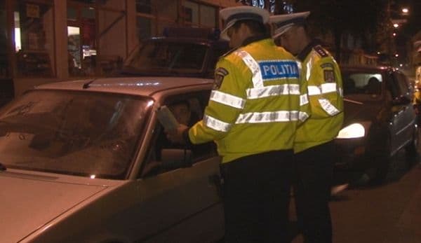 Rupt de beat și fără permis nu a oprit la semnalele polițiștilor. A fost prins după un km