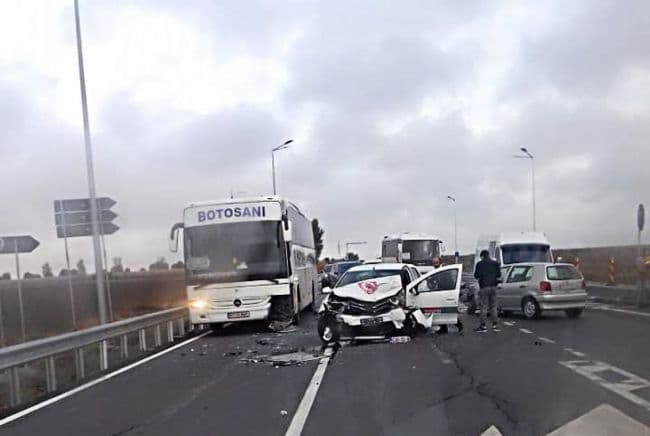 Autocar înmatriculat în Botoșani implicat într-un grav accident la ieșirea din Roman - FOTO
