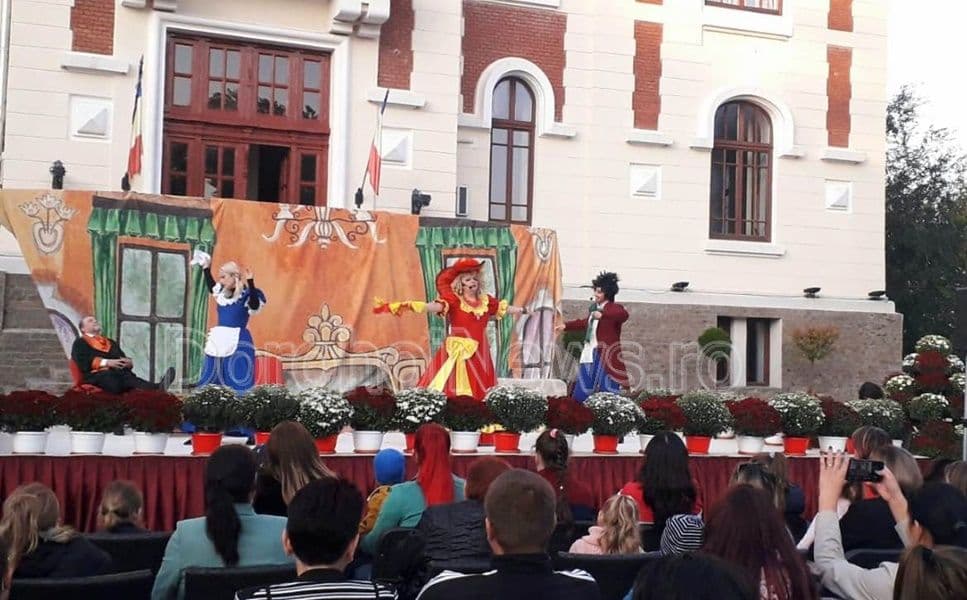 Spectacole de teatru muzical pentru cei mici în fața Primăriei Municipiului Dorohoi - FOTO