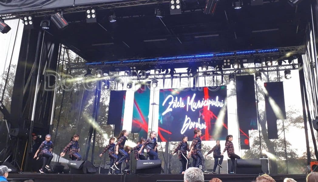 Mici artiști dorohoieni au urcat pe scenă la zilele Municipiului Dorohoi - FOTO