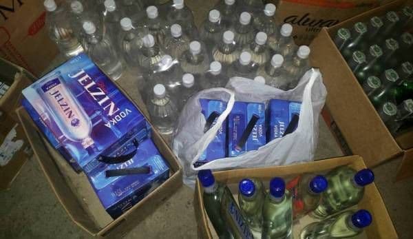 Băuturi alcoolice și țigări de contrabandă confiscate după o acțiune a polițiștilor la Săveni