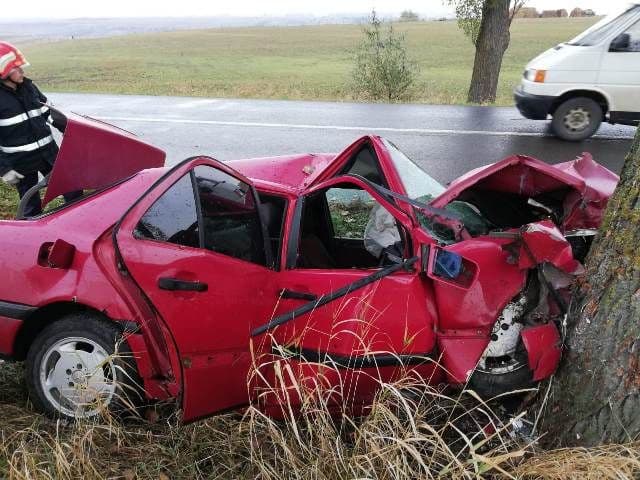 Accident! O mașină s-a izbit violent de un copac la Roma. Șoferul a fugit de la fața locului