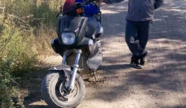 La plimbare pe moped cu numere false și fără permis de conducere