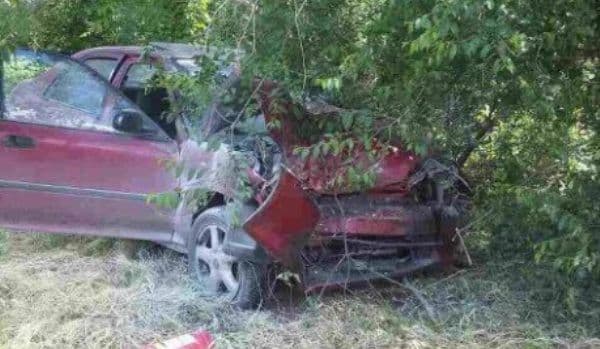 ACCIDENT! A ajuns la spital după ce a intrat cu mașina într-un copac