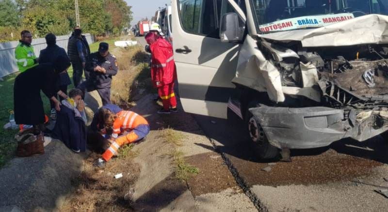 ACCIDENT GRAV! Șase răniți în urma impactului dintre un microbuz din Botoșani și un autoturism, în județul Bacău - FOTO