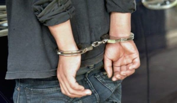 Tânăr din Dersca arestat preventiv după ce a furat și agresat un consătean de 71 de ani