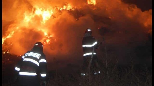20 de pompieri au intervenit pentru stingerea unui incendiu puternic la un depozit de furaje 