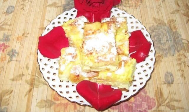 Plăcintă creață cu brânză dulce și stafide
