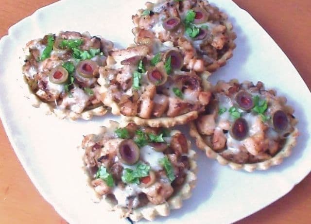 Mini tarte cu ciuperci si pui