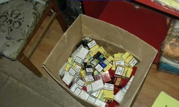 Peste 300 de pachete de țigări confiscate dintr-o unitate economică din Dorohoi verificată de polițiști