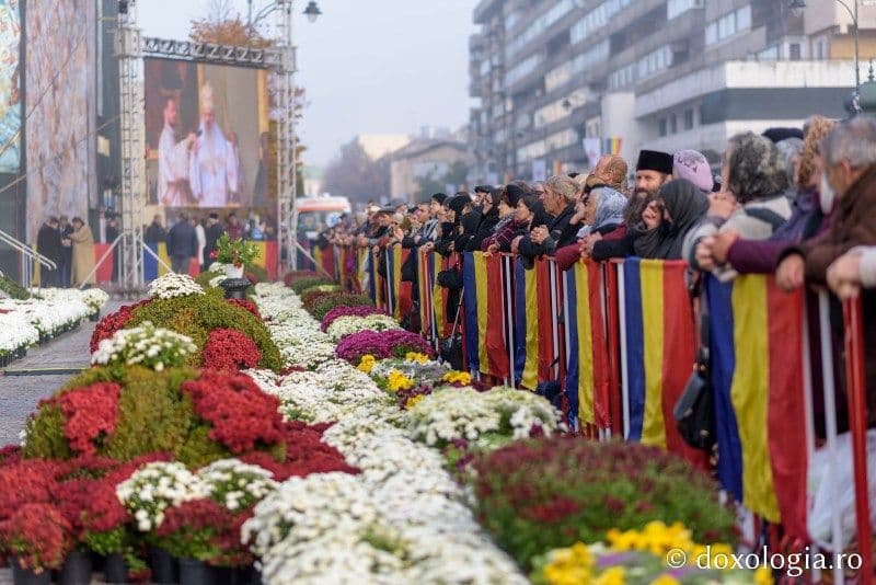 Peste 30.000 de credincioși la slujba Sfintei Liturghii de hramul Sfintei Cuvioase Parascheva de la Iași