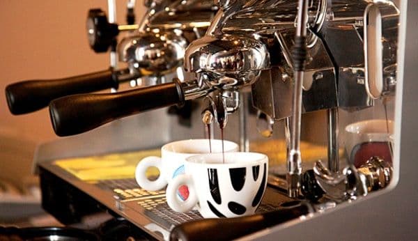 Avertisment pentru cei care beau cafea, espressorul este locul unde se adună cei mai mulţi microbi. Ce au descoperit specialiștii