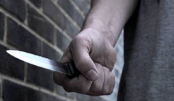 Tânăr reţinut după ce a urmărit două fete apoi a scos două cuţite cu care a ameninţat un minor de 17 ani