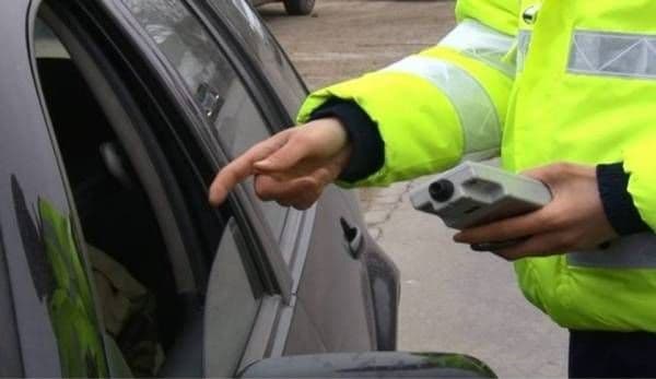 Șofer beat la volan, dat pe mâna Poliției de ceilalți participanți la trafic