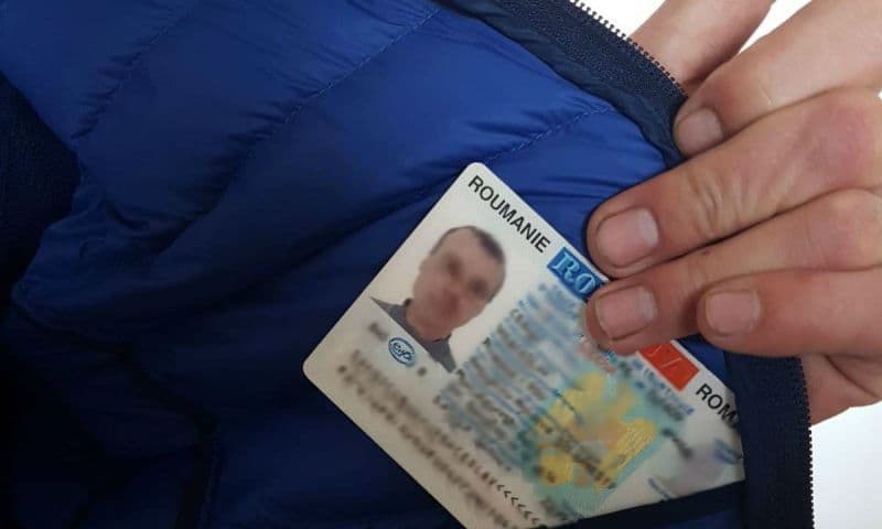 Carte de identitate falsă, descoperită la controlul de frontieră