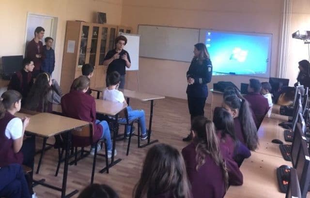 Prevenirea traficului de persoane și droguri în rândul elevilor de la Școala Gimnazială „Alexandru Ioan Cuza” Dorohoi - FOTO