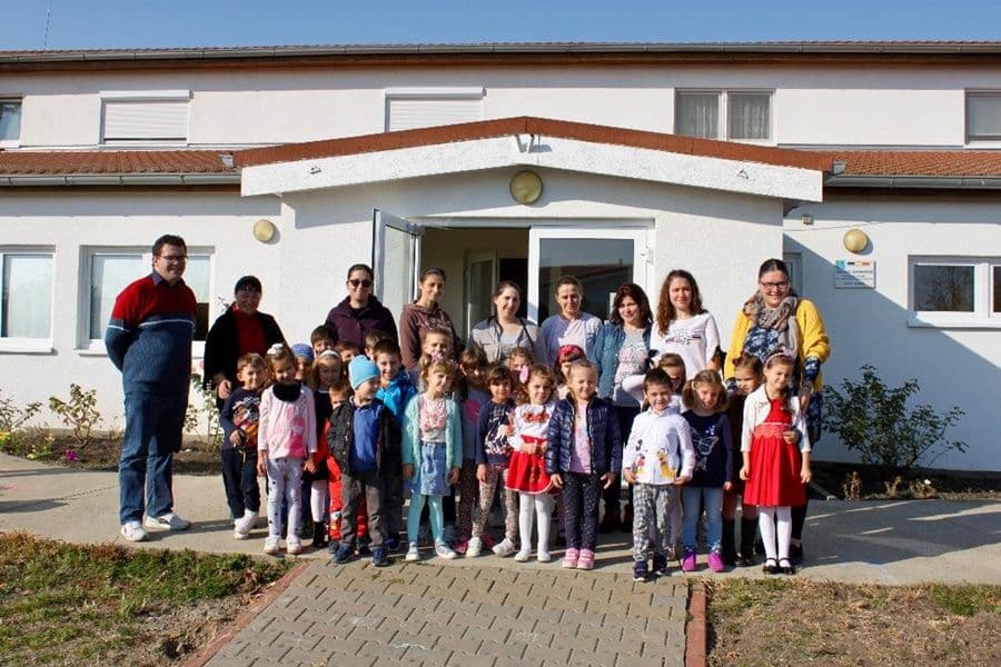 Parfum și culoare în curtea grădiniței Cornerstone din Dorohoi - FOTO
