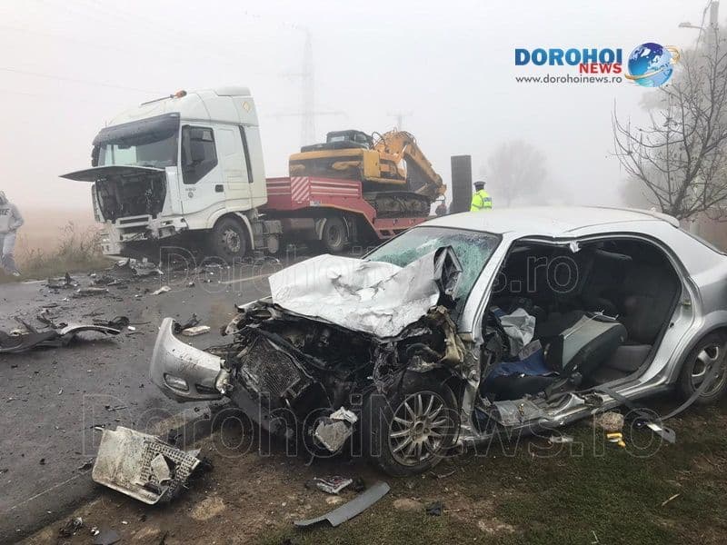 Accident grav la ieșirea din Dorohoi: O mașină a intrat pe contrasens și s-a izbit într-un autocamion - FOTO