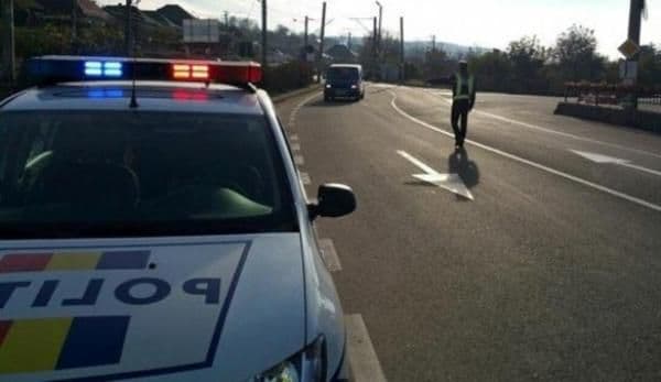 Șofer urmărit de polițiști după ce nu a oprit la semnalele oamenilor legii