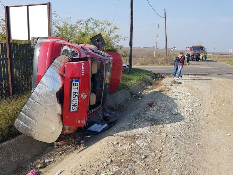 Accident grav! Mașină care nu a oprit la STOP răsturnată pe marginea drumului. Patru victime la Urgență - FOTO