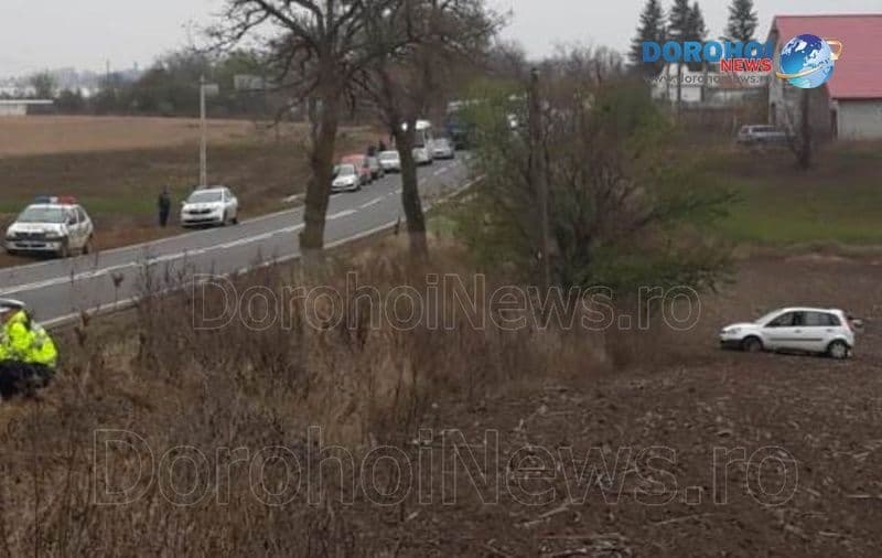 Accident la Dumbrăvița! O mașină s-a răsturnat în afara părții carosabile - FOTO