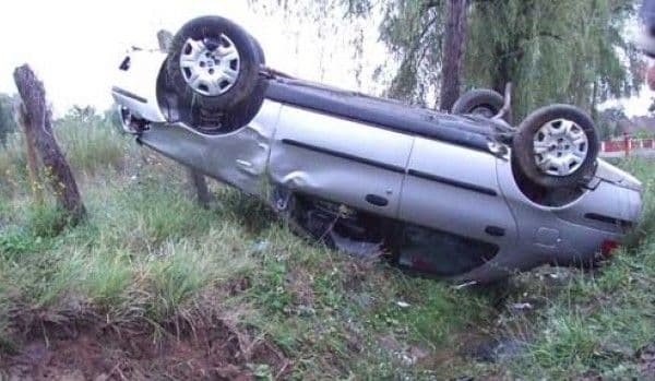 Șoferiță începătoare se răstoarnă cu mașina, o fată de 18 ani rănită, conducătoarea auto a PĂRĂSIT locul accidentului