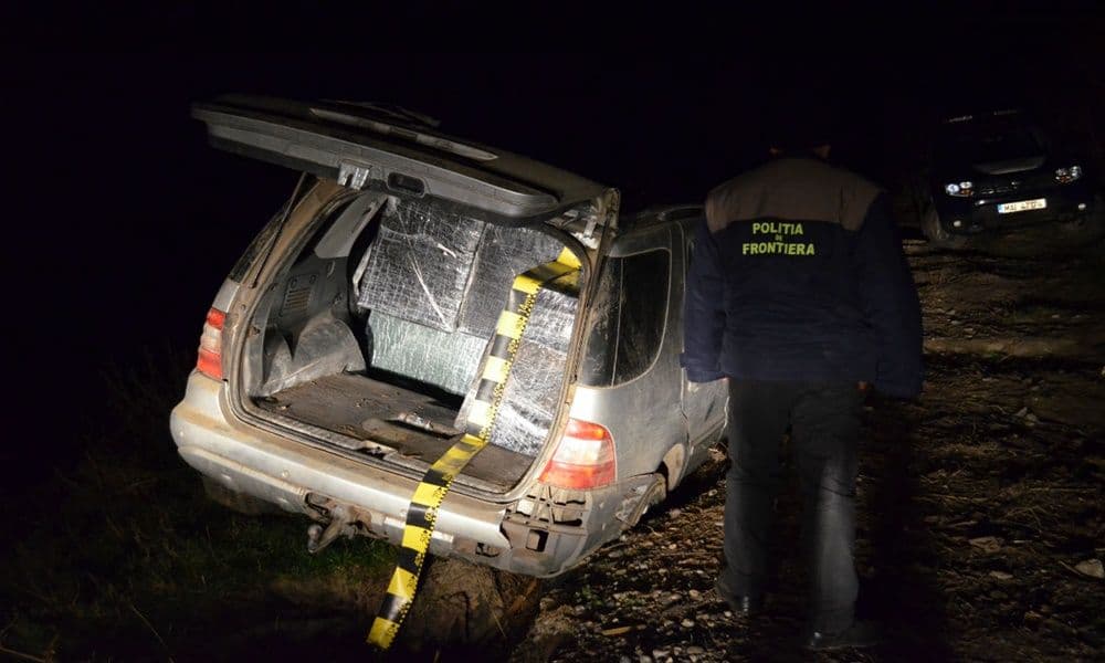 Mercedes plin cu țigări de contrabandă, depistat la Vama Rădăuţi Prut - FOTO