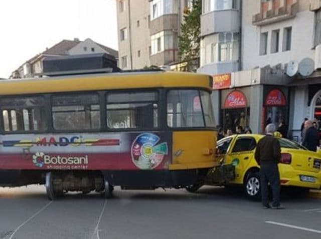 Mașină lovită de tramvai în Botoșani. Trafic blocat pe Calea Națională