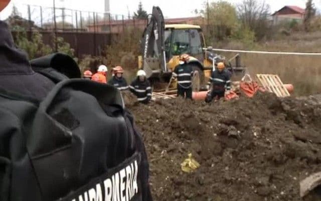 TRAGIC! Tânăr de 18 ani rămas captiv sub un mal de pământ, care s-a surpat peste el