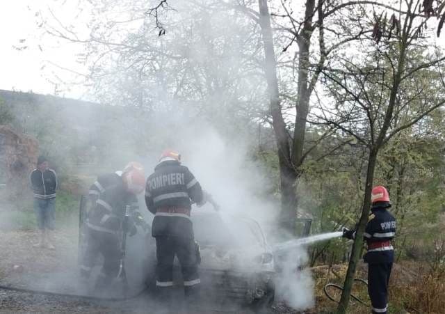 Mașină cuprinsă de flăcări la Roma! Pompierii au intervenit pentru stingerea incendiu - FOTO