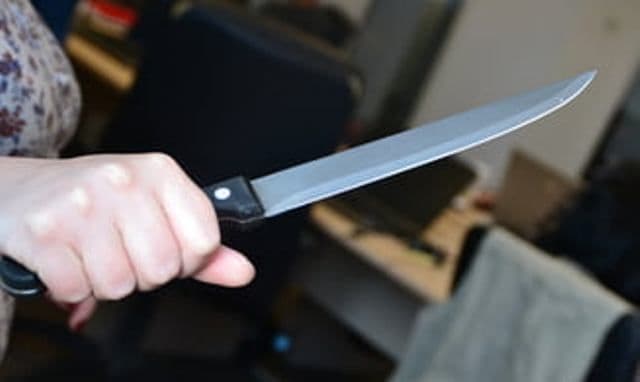 Tânăr de 17 ani în stare gravă după ce a fost înjunghiat în zona gâtului de propria mamă