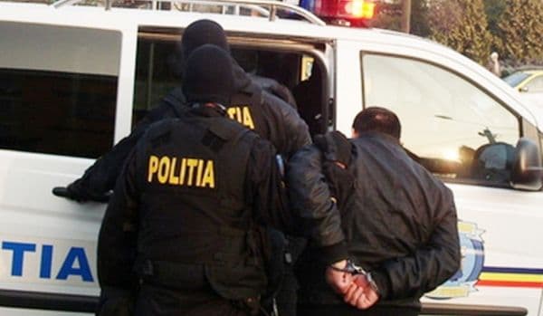„Tânăr și neliniștit” reţinut de polițiști pentru conducere fără permis, deținere și consum de droguri, ameninţare și violare de domiciliu