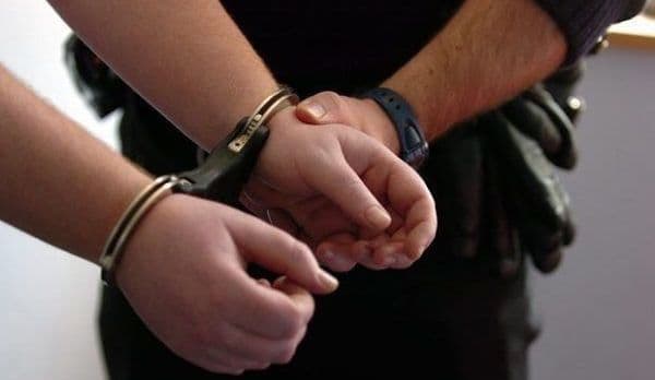 Trei hoţi suspectaţi că au furat obiecte electrocasnice şi scule electrice, dintr-o locuință, cercetați pentru furt calificat