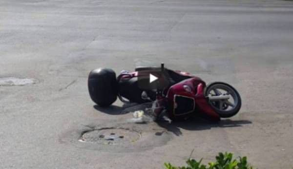 Conducătorul unui moped a fost rănit în urma unui accident produs din neatenție
