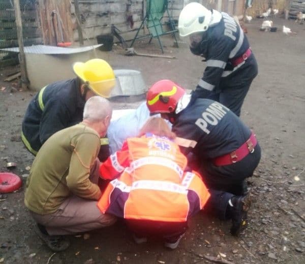 Intervenție dificilă pentru pompierii botoșăneni. Femeie căzută într-o fântâna adâncă de 17 metri! - FOTO