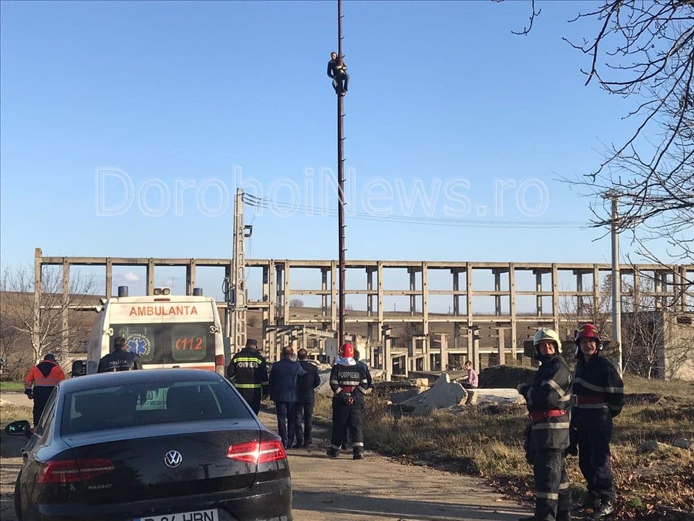 Protest extrem la Dorohoi! Un bărbat s-a urcat pe un stâlp amenințând că se aruncă - FOTO