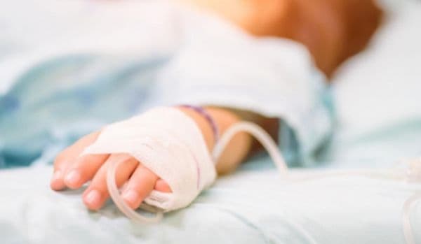 Accident nefericit la Suharău! Copil de trei ani opărit cu apă fierbinte