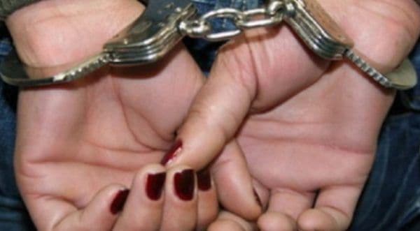 Botoșăneancă reținută de polițiști după ce a jefuit o tânără aflată într-o stație de transport în comun