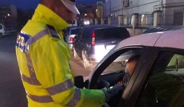 Tânăr de 22 de ani prins beat la volan și fără permis. S-a ales cu dosar penal
