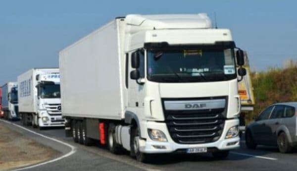 Zece români care furau din camioane în mers, arestaţi în Franţa