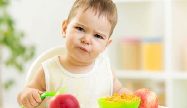 De ce este greșit să-ți forțezi copilul să mănânce când se simte rău. Explicația unui specialist