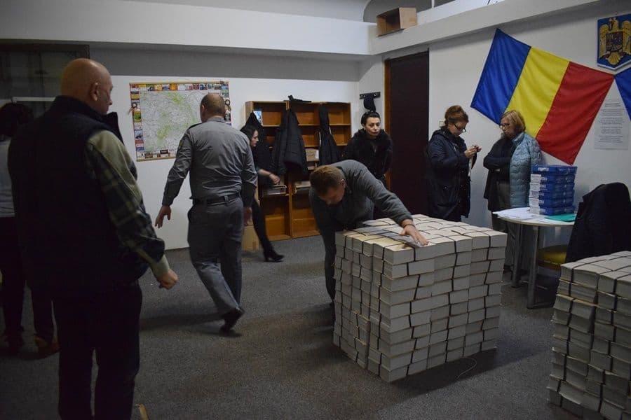 BULETINELE de vot pentru turul doi au ajuns la Botoșani sub paza Inspectoratului Judeţean de Jandarmi - FOTO