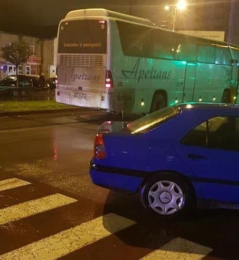 Accident grav! Bătrână în stare critică după ce a fost lovită de un autocar pe trecerea de pietoni