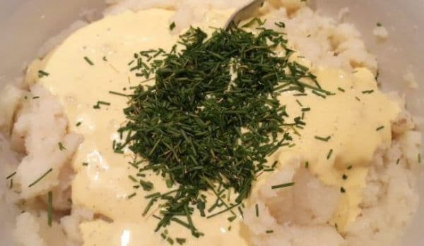 Salată de conopidă cu piept de pui, morcov și hrean