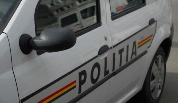 Cursă nebună, terminată într-un chioşc din tablă. Tânăr fără permis, urmărit de polițiști. Mașina era furată!