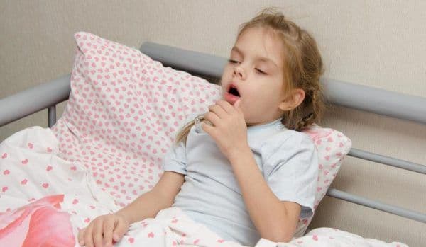 Tusea la copii. Sfatul pediatrului: „Nu este întotdeauna o idee bună să o oprim cu medicamente!”