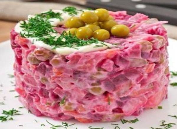 Salată de sfeclă roșie cu piept de pui și maioneză