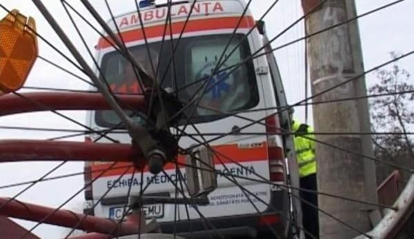 A pornit cu bicicleta pe „trei cărări”, dar a ajuns la spital
