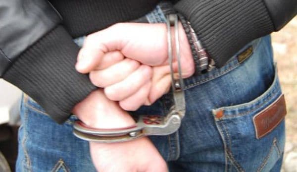 Bărbat reţinut pentru furt, hărţuire şi profanare de morminte
