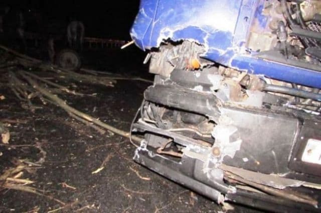 Accident! Căruță plină cu lemne spulberată de un camion